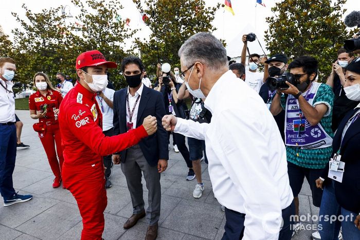Charles Leclerc, Ferrari, Arif Rahimov, promotor del circuito urbano de Bakú, y Azad Rahimov, Ministro de Deportes de Azerbaiyán  plantan un árbol con motivo del Día Mundial del Medio Ambiente