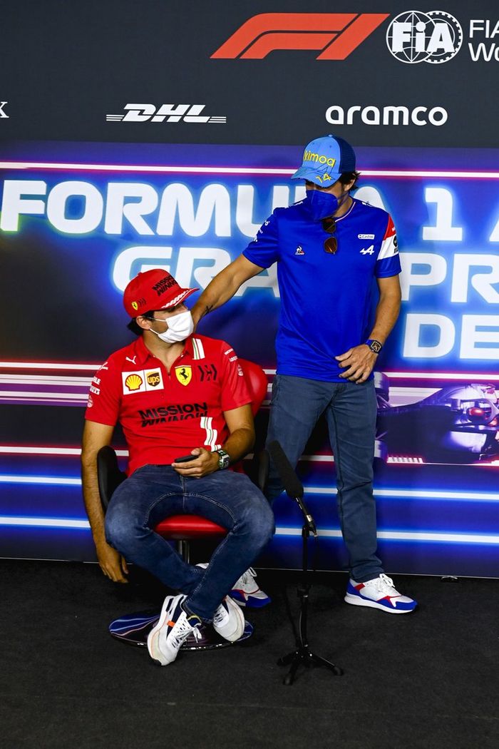 Fernando Alonso, Alpine F1, Carlos Sainz Jr., Ferrari en la conferencia de prensa