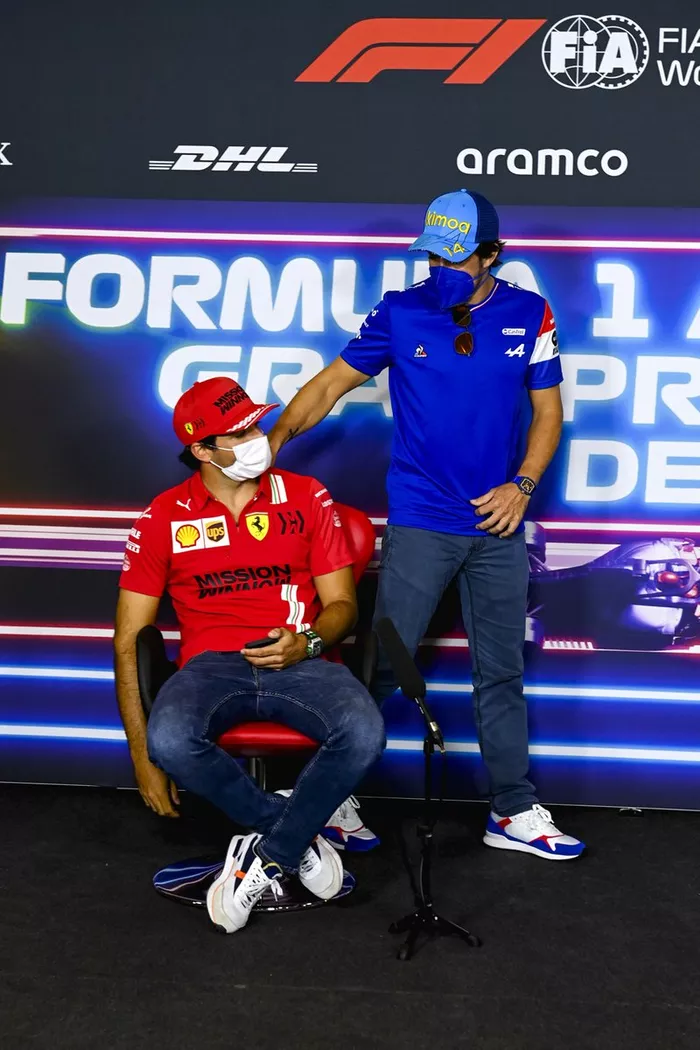 Fernando Alonso, Alpine F1, Carlos Sainz Jr., Ferrari en la conferencia de prensa