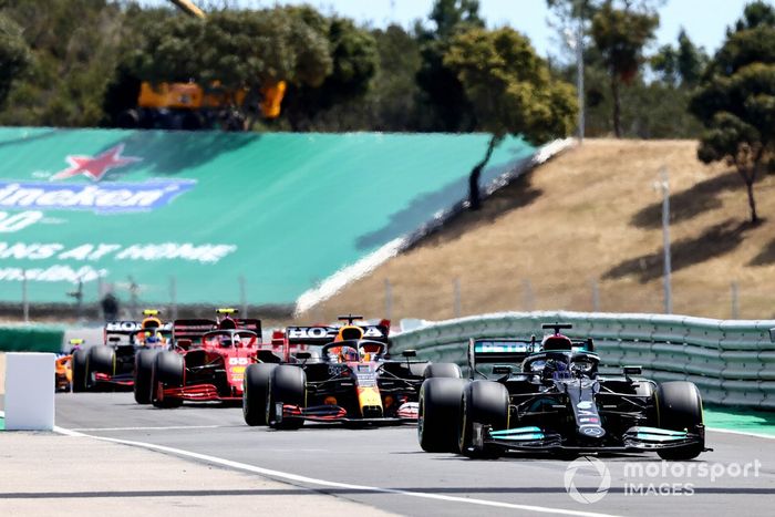 Lewis Hamilton, Mercedes W12, Max Verstappen, Red Bull Racing RB16B, Carlos Sainz Jr., Ferrari SF21