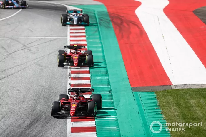 Charles Leclerc, Ferrari F1-75, Carlos Sainz, Ferrari F1-75, George Russell, Mercedes W13