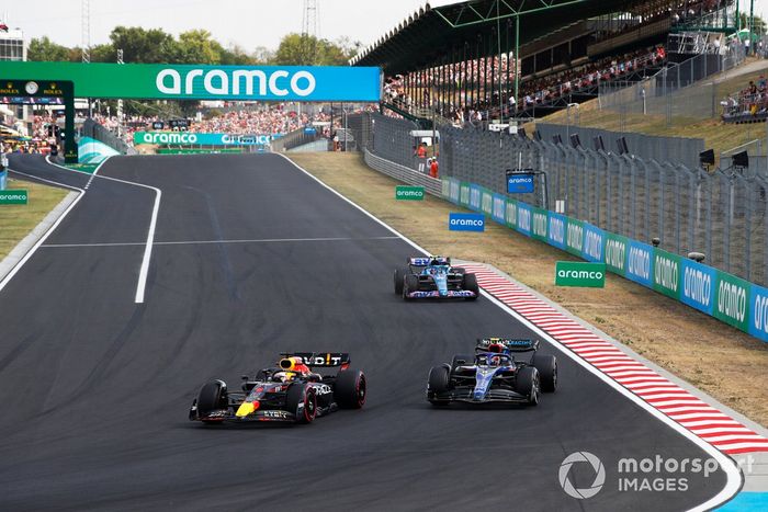 Max Verstappen, Red Bull Racing RB18, Nicholas Latifi, Williams FW44, Esteban Ocon, Alpine A522