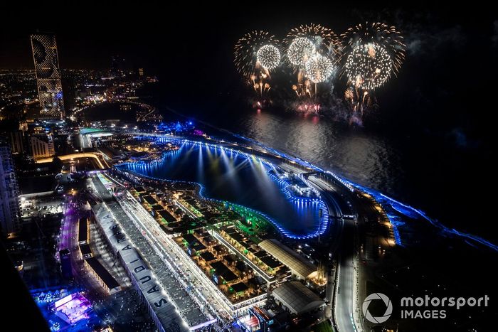 Los fuegos artificiales iluminan el circuito al final de la carrera