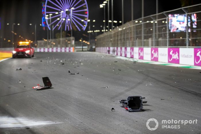 Restos del accidente de Mick Schumacher, Haas VF-22, en la pista