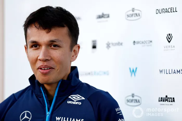 Alex Albon, Williams Racing, habla con la prensa  