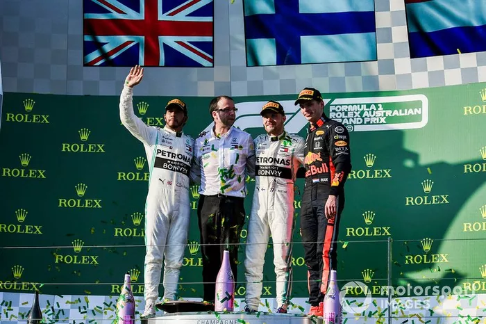 Lewis Hamilton, Mercedes AMG F1, secondo, il delegato dei Costruttori Mercedes, Valtteri Bottas, Mercedes AMG F1, vincitore, e Max Verstappen, Red Bull Racing, terzo, sul podio
