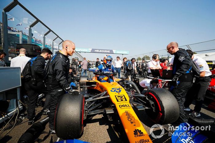 Carlos Sainz Jr., McLaren MCL34 on the grid