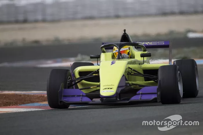 Azione in pista con la Tatuus F3 T-318 della WSeries