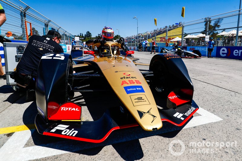 Jean-Eric Vergne, DS TECHEETAH, si cala nell'abitacolo della sua DS E-Tense FE19