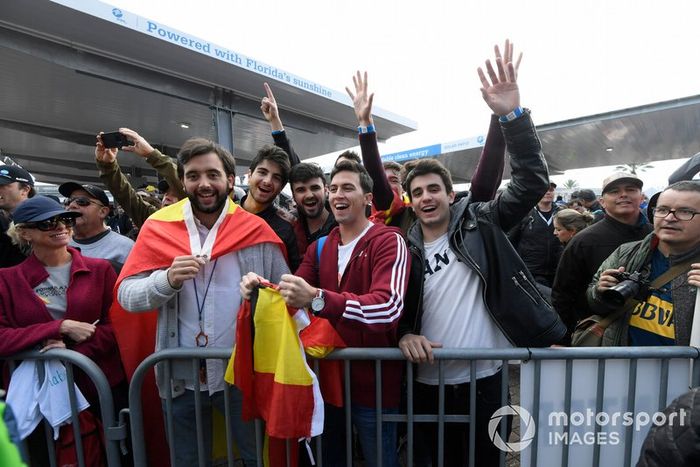 #10 Konica Minolta Cadillac DPi-V.R. Cadillac DPi, DPi:  Fernando Alonso's fans at autograph session.