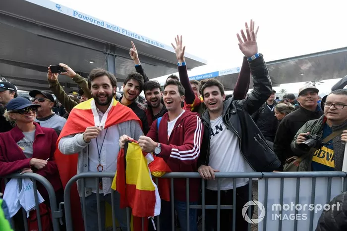 #10 Konica Minolta Cadillac DPi-V.R. Cadillac DPi, DPi:  Fernando Alonso's fans at autograph session.