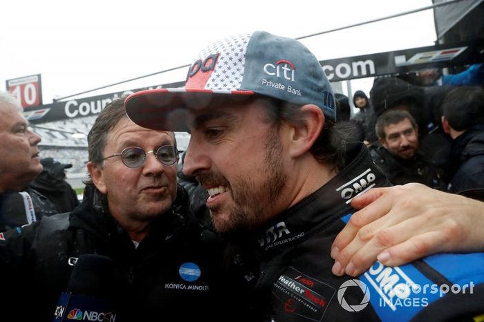 Fernando Alonso es felicitado tras su victoria en Daytona