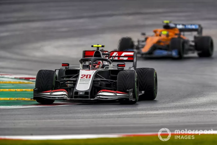 Kevin Magnussen, Haas VF-20, Lando Norris, McLaren MCL35
