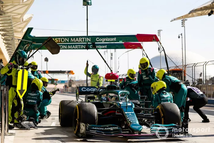 Sebastian Vettel, Aston Martin AMR21, se aleja tras una parada en boxes