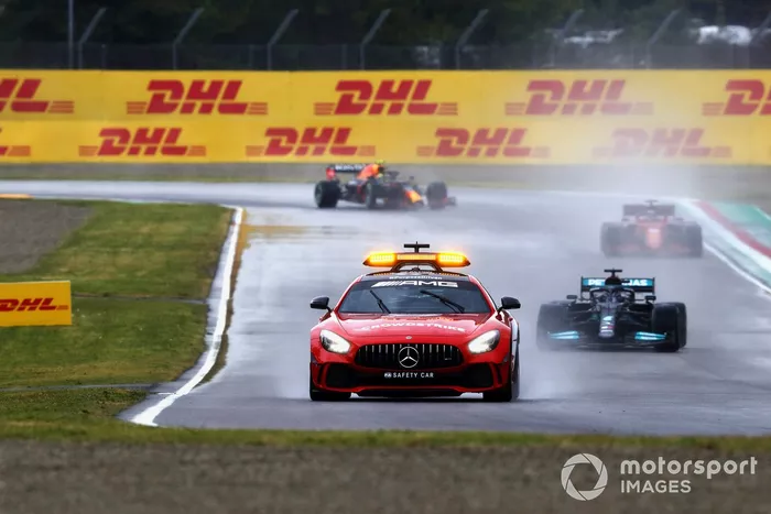 El Safety Car lidera a Lewis Hamilton, Mercedes W12, Charles Leclerc, Ferrari SF21