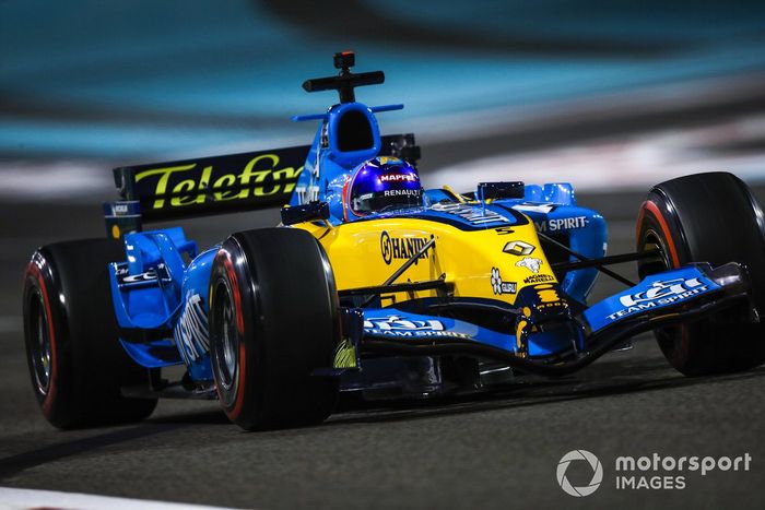 Fernando Alonso pilota el Renault R25, el coche con el que ganó el mundial 2005 de F1, en Abu Dhabi