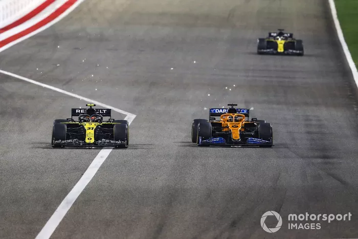 Esteban Ocon, Renault F1 Team R.S.20, lotta con Carlos Sainz Jr., McLaren MCL35, davanti a Daniel Ricciardo, Renault F1 Team R.S.20
