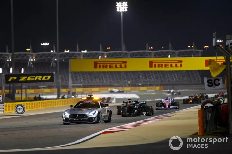 Safety car Lewis Hamilton, Mercedes F1 W11 y Max Verstappen, Red Bull Racing RB16 