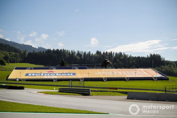 Grada con publicidad de Heineken