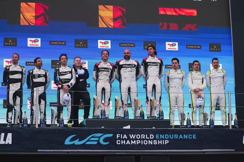 Podio GT: vincitore della gara #31 Team WRT BMW M4 LMGT3: Darren Leung, Sean Gelael, Augusto Farfus, secondo posto #46 Team WRT BMW M4 LMGT3: Ahmad Al Harthy, Valentino Rossi, Maxime Martin, terzo posto #92 Manthey Purerxcing Porsche 911 GT3 R LMGT3: Alia