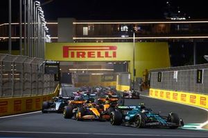 Fernando Alonso, Aston Martin AMR24, Oscar Piastri, McLaren MCL38, Lando Norris, McLaren MCL38, George Russell, Mercedes F1 W15, el resto de la parrilla en la primera vuelta.