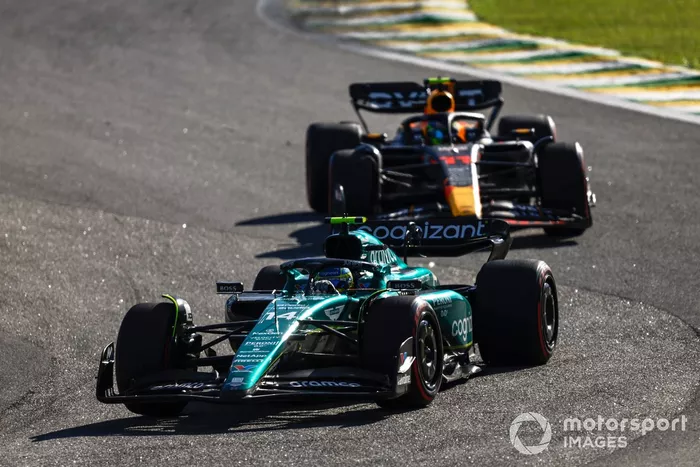 Fernando Alonso, Aston Martin AMR23, lidera Sergio Pérez, Red Bull Racing RB19