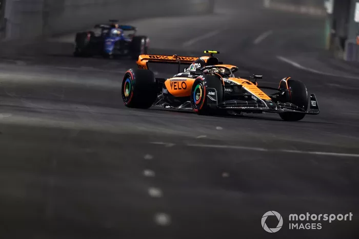 Lando Norris, McLaren MCL60, Alex Albon, Williams FW45