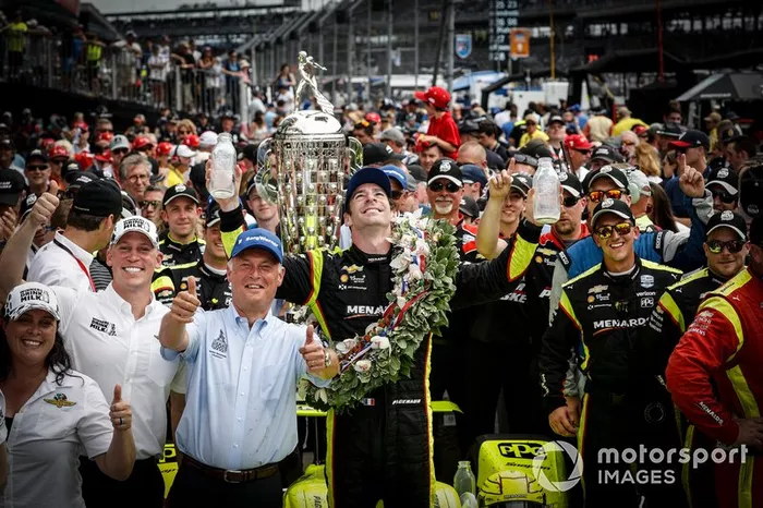 Simon Pagenaud, Team Penske Chevrolet, en el Victory Lane