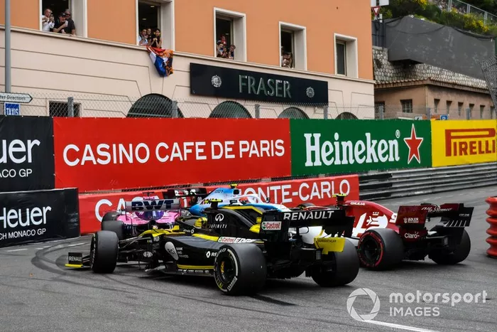 Robert Kubica, Williams FW42, gira dopo il contatto e blocca la pista davanti ad Antonio Giovinazzi, Alfa Romeo Racing C38, Sergio Perez, Racing Point RP19, e Nico Hulkenberg, Renault R.S. 19