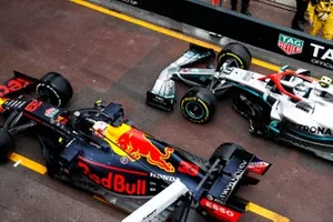 Max Verstappen, Red Bull Racing RB15, en Valtteri Bottas, Mercedes AMG W10