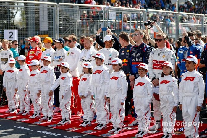 Pilotos y niños de la parrilla