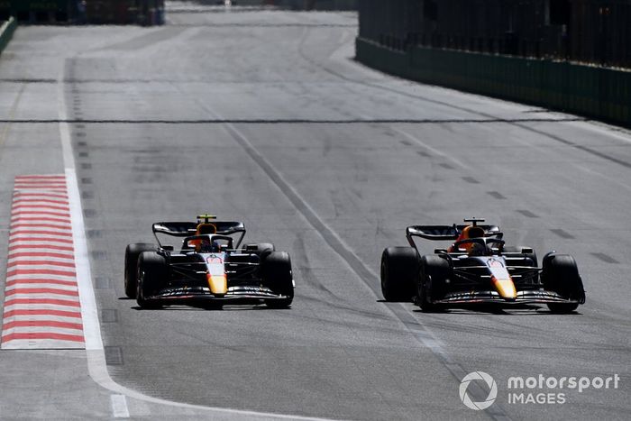 Max Verstappen, Red Bull Racing RB18, adelanta a Sergio Pérez, Red Bull Racing RB18
