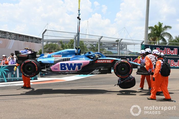 Los oficiales de pista trasladan el coche dañado de Esteban Ocon, Alpine A522, tras un accidente