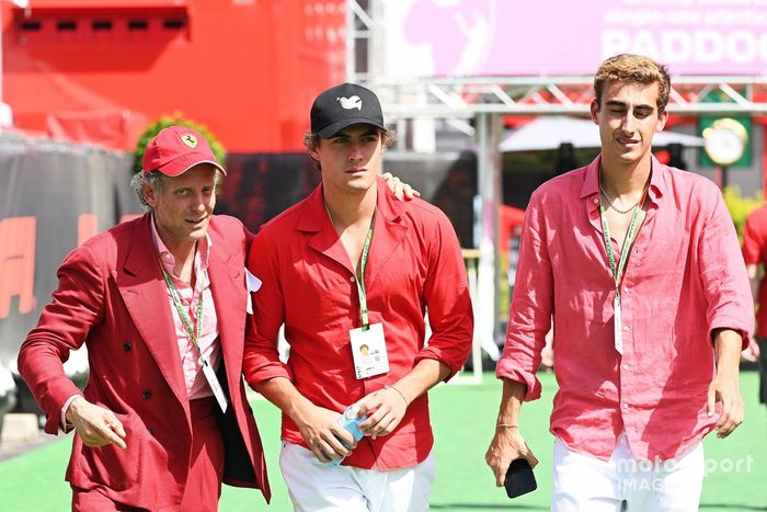 Invitados de Ferrari en el paddock 