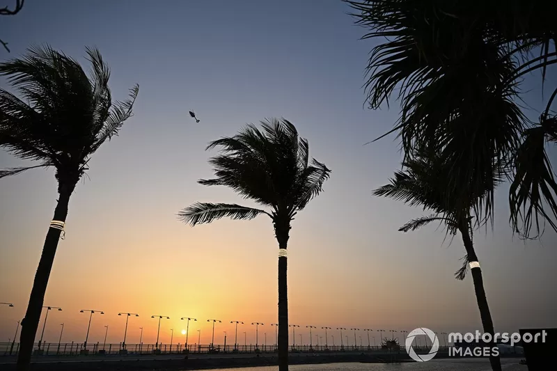 Un hélicoptère survole la région au coucher du soleil