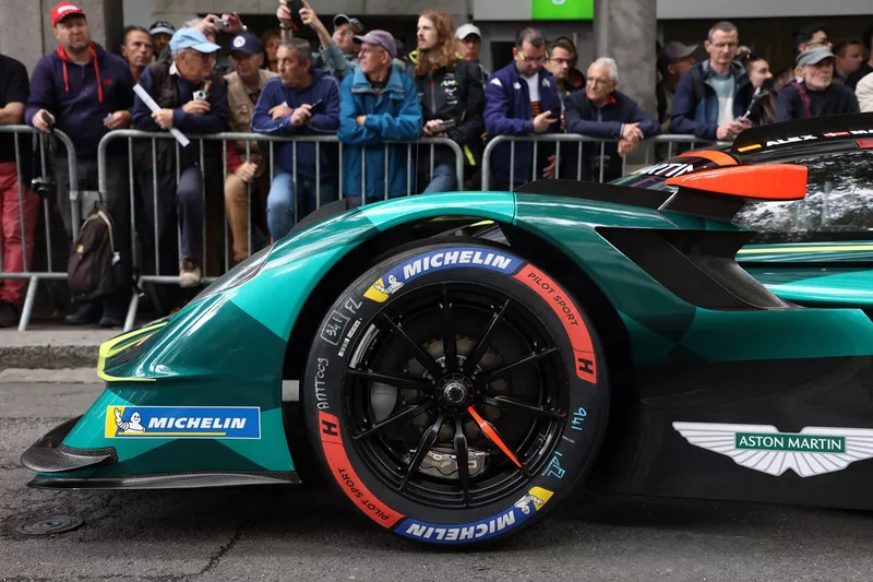 #009 Aston Martin Thor Team Aston Martin Valkyrie : Alex Riberas, Marco Sorensen, Roman De Angelis