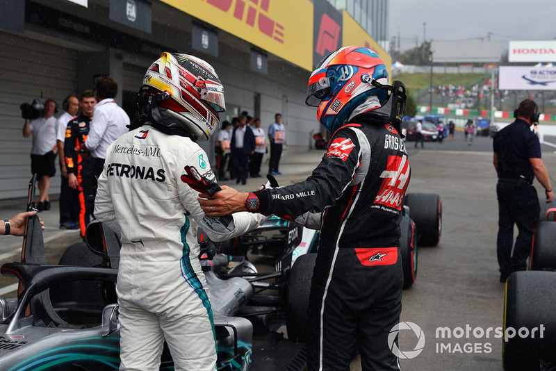 Lewis Hamilton, Mercedes AMG F1 e Romain Grosjean, Haas F1 Team, festeggiano nel parco chiuso