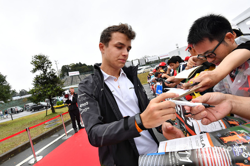 Lando Norris, McLaren signs autographs for the fans