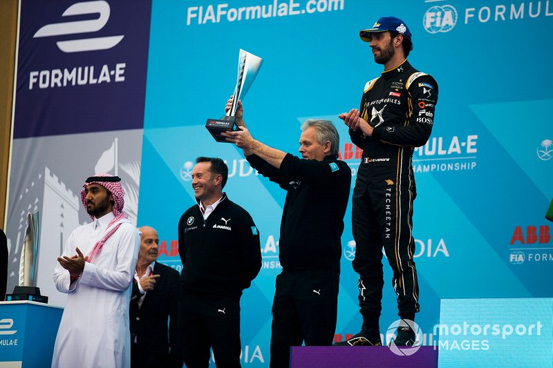 J-F Thormann, Presidente di Andretti Autosport, sul podio con il trofeo costruttori