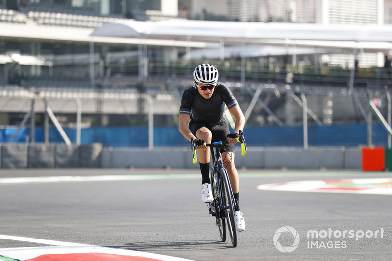 Lando Norris, McLaren, à vélo sur le circuit