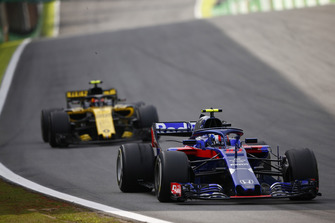 Pierre Gasly, Scuderia Toro Rosso STR13, leads Carlos Sainz Jr., Renault Sport F1 Team R.S. 18