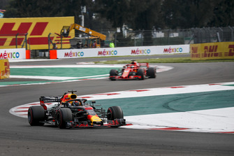 Daniel Ricciardo, Red Bull Racing RB14 e Sebastian Vettel, Ferrari SF71H