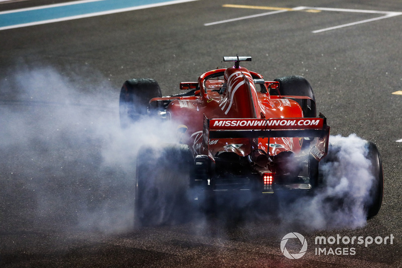 Fernando Alonso, McLaren MCL33, y Lewis Hamilton, Mercedes AMG F1 W09 EQ Power +, realizan donas después de la carrera...