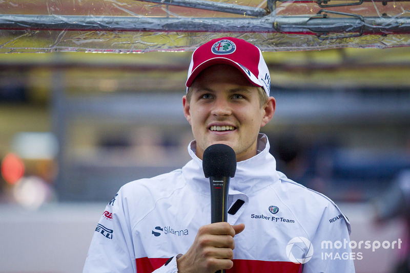 Marcus Ericsson, Sauber talks with the media