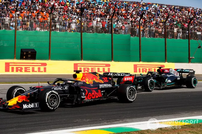 Max Verstappen, Red Bull Racing RB16B, lucha con Lewis Hamilton, Mercedes W12