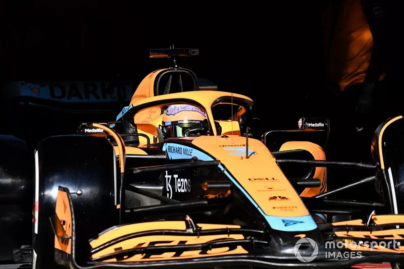 Daniel Ricciardo, McLaren MCL36, sort de son garage