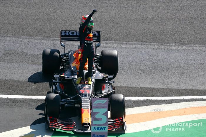 Tercer Lugar Sergio Pérez, Red Bull Racing RB16B, saluda a los aficionados al final de la carrera