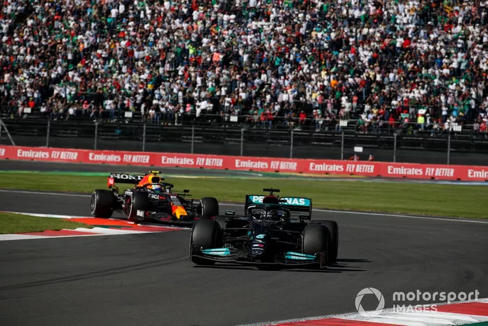 Lewis Hamilton, Mercedes W12, Sergio Pérez, Red Bull Racing RB16B