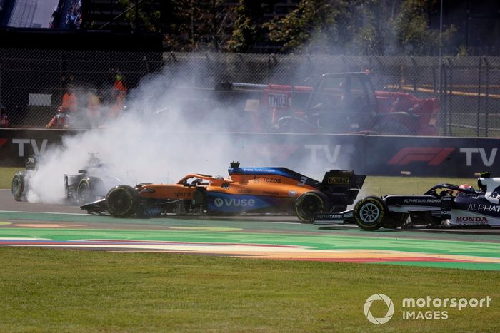 Valtteri Bottas, Mercedes W12, Daniel Ricciardo, McLaren MCL35M, y Yuki Tsunoda, AlphaTauri AT02, se ven envueltos en un incidente al inicio de la carrera