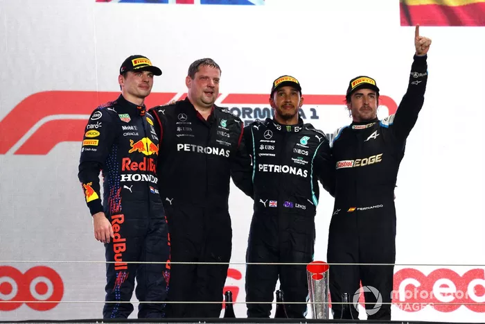 Max Verstappen, Red Bull Racing, el delgado de Mercedes, Lewis Hamilton, Mercedes, y Fernando Alonso, Alpine F1, en el podio